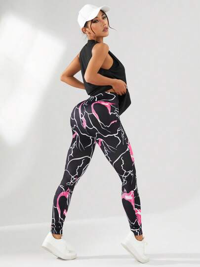 SHEIN Sport Studio طقم رياضي نسائي من 3 قطع: توب بشعار مطبوع فوق الخصر، وبنطلون ليجنز خصر عالي، وتوب أكروس الظهر بلون واحد