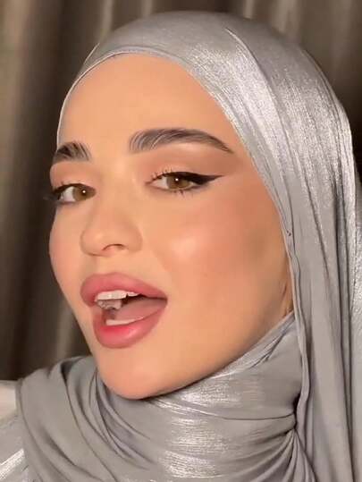 قطعة واحدة أساسية من الحجاب الناعم الحريري اللامع أحادي اللون مناسب للاستخدام اليومي وأغطية الرأس المحافظة ، حجاب ناعم للنساء الموحشة