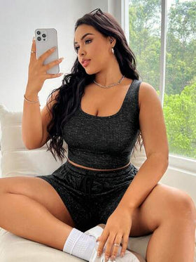 SHEIN EZwear مجموعة ملابس رياضية للسيدات بمقاس زائد من قماش الشبكة العسلية الملونة المكونة من سترة وشورت