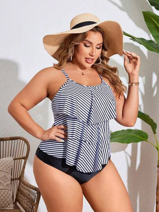 Swim Lushoire مجموعة تانكيني مخططة صيفية للسيدات ذوات المقاسات الكبيرة الأنيقات على الشاطئ