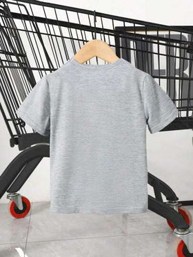 SHEIN تي شيرت صغير بأكمام قصيرة ورقبة دائرية بطباعة قلب وحرف مناسب للأولاد، ملابس تناسب أناقتك وأناقة أبيك/الأب وتباع القطعتان بشكل منفصل