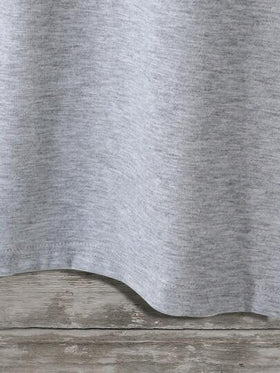 SHEIN تي شيرت صغير بأكمام قصيرة ورقبة دائرية بطباعة قلب وحرف مناسب للأولاد، ملابس تناسب أناقتك وأناقة أبيك/الأب وتباع القطعتان بشكل منفصل