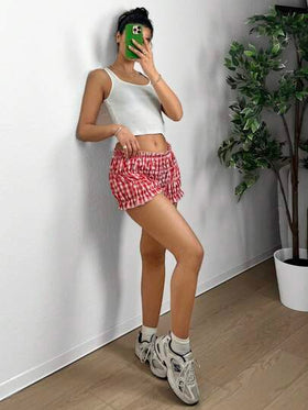 SHEIN EZwear شورت كاجوال للنساء بتصميم شبكي فقاعي للربيع والصيف، شورت قصير مكشكش، شورت قصير أحمر، شورت قصير مجعد، شورت قصير