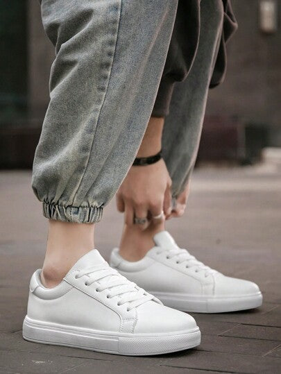 أحذية رياضية بيضاء نقية للرجال ذات تصميم بسيط للاستخدام اليومي والخارجي، خفيفة الوزن، بنظام ربط خاصة بالطلاب والرحلات البرية، أحذية بيضاء كاجوال للأزواج