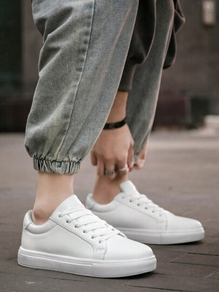 أحذية رياضية بيضاء نقية للرجال ذات تصميم بسيط للاستخدام اليومي والخارجي، خفيفة الوزن، بنظام ربط خاصة بالطلاب والرحلات البرية، أحذية بيضاء كاجوال للأزواج