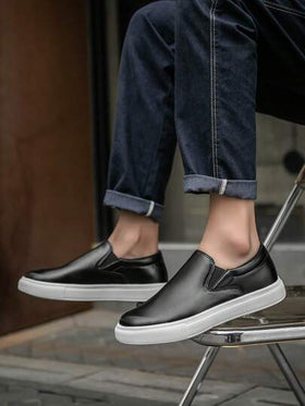 حذاء رياضي كاجوال أسود سهل الارتداء مزلق للرجال، خفيف الوزن ومريح