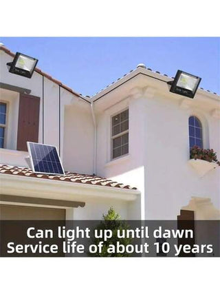 قاذفة تشغيل شمسية للاستخدام الخارجي، مصباح LED عالي السطوع من 30 واط إلى 500 واط، ضوء أبيض ساطع من الغسق إلى الفجر، قاذفة إنارة أمان شمسية للمزرعة والحديقة والمرآب والممرات والساحات والشرفات والأرصفة مع كبل