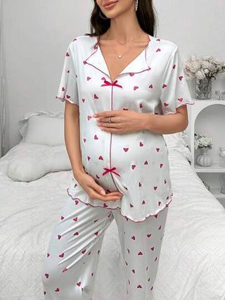 Shein Underwear&Sleepwear Maternity طقم بيجاما حمل مطبوع قلب مع ربطة عنق، ملابس علوية قصيرة الأكمام وشورت