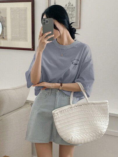 DAZY تيشيرت صيفي فضفاض مطبوع عليه حروف وفيونكة، ذو ياقة دائرية وأكمام دروب شولدر، تيشيرت منقوش جرافيك فضفاض وجميل