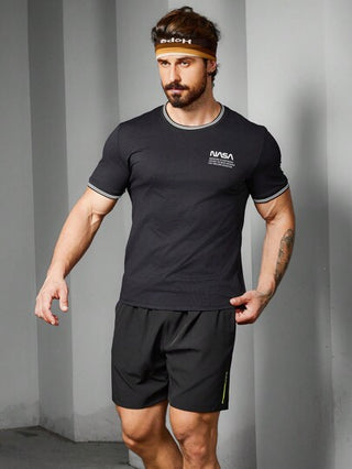 Manfinity Sport Corelite تي شيرت رياضي قصير الأكمام بتصميم ملائم للرجال، بحافة ذات لون متباين بسيط