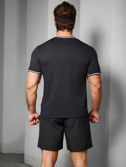 Manfinity Sport Corelite تي شيرت رياضي قصير الأكمام بتصميم ملائم للرجال، بحافة ذات لون متباين بسيط
