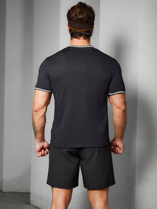 Manfinity Sport Corelite تي شيرت رياضي قصير الأكمام بتصميم ملائم للرجال، بحافة ذات لون متباين بسيط
