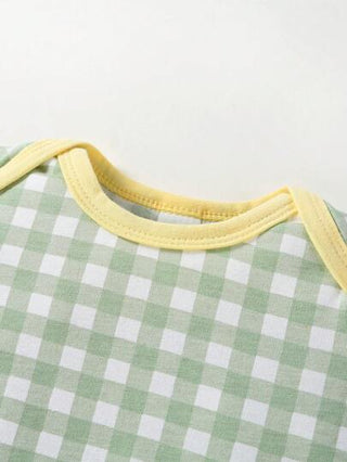 SHEIN لباس منزلي عرضي للأطفال للفتاة الرضيعة، بدلة زرقاء بطبعة المربعات الرائجة مع أكمام قصيرة، بنطلون، قبعة وشال