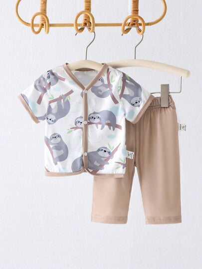 SHEIN قميص قصير الأكمام مطبوع عليه صورة ثعلب بارد للأولاد الرضع مع بنطلون طويل، 2 قطعة لارتداء المنزل العارض العادي