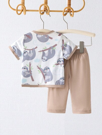 SHEIN قميص قصير الأكمام مطبوع عليه صورة ثعلب بارد للأولاد الرضع مع بنطلون طويل، 2 قطعة لارتداء المنزل العارض العادي