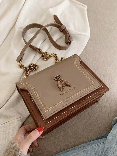 حقيبة كتف بنمط نحلة ديكور عتيق عصري، بشكل مربع مع حزام سلسلة معدنية، مصنوعة من مادة PU مقاومة للماء ذات لون أحادي مع نقش حرفي، مناسبة للسفر والتسوق وكهدية عيد الأم