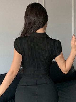 DAZY تي شيرت صيفي نسائي بقصّة ضيّقة وأكمام قصيرة وياقة قابلة للطي، لون سادة، لباس عرضي عصري