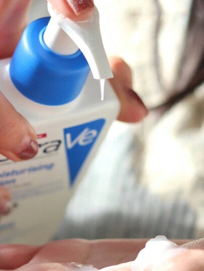 CeraVe 473 مل لوشن مرطب يومي للبشرة الجافة | لوشن الجسم ومرطب الوجه مع حمض الهيالورونيك والسيراميدات | خالي من العطور | غير دهني