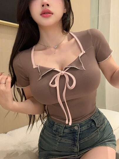 DAZY قميص تي شيرت نسائي أكمام قصيرة ذو حواف ملونة ورباط بسحاب , صيفي جميل
