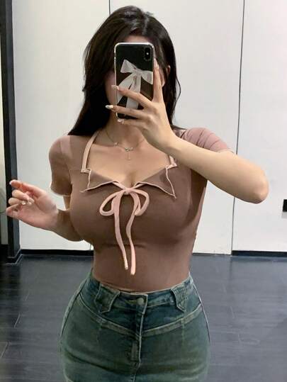 DAZY قميص تي شيرت نسائي أكمام قصيرة ذو حواف ملونة ورباط بسحاب , صيفي جميل