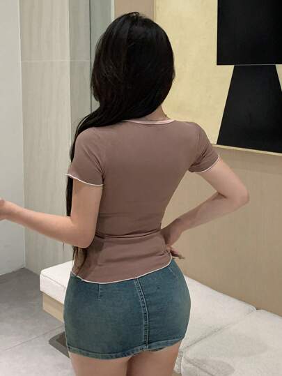 DAZY قميص تي شيرت نسائي أكمام قصيرة ذو حواف ملونة ورباط بسحاب , صيفي جميل