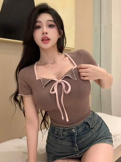 DAZY قميص تي شيرت نسائي أكمام قصيرة ذو حواف ملونة ورباط بسحاب , صيفي جميل