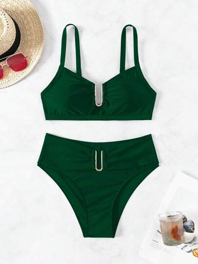 Swim Chiccia مجموعة بكيني قطعتين من قطعة سفلية ذات قص عالي بلون أخضر زيتوني ثابت مع زخرفة على شكل حرف U ذهبي وأشرطة سميكة قابلة للتعديل، موسم ربيع/صيف 2026