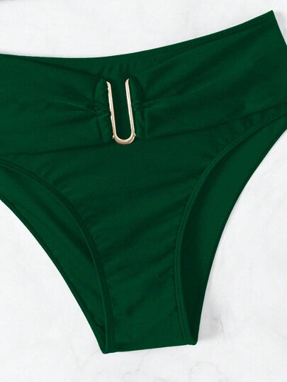 Swim Chiccia مجموعة بكيني قطعتين من قطعة سفلية ذات قص عالي بلون أخضر زيتوني ثابت مع زخرفة على شكل حرف U ذهبي وأشرطة سميكة قابلة للتعديل، موسم ربيع/صيف 2026