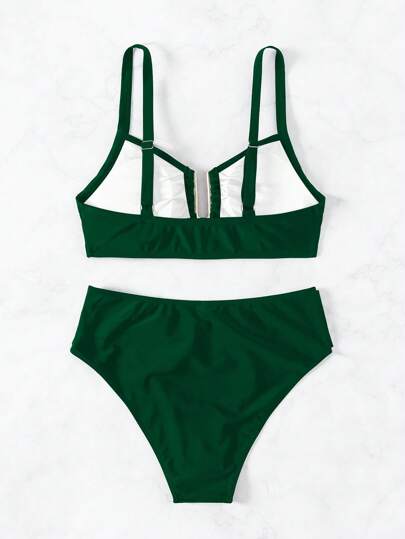 Swim Chiccia مجموعة بكيني قطعتين من قطعة سفلية ذات قص عالي بلون أخضر زيتوني ثابت مع زخرفة على شكل حرف U ذهبي وأشرطة سميكة قابلة للتعديل، موسم ربيع/صيف 2026