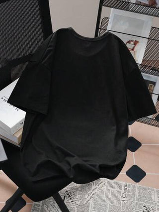 SHEIN تي شيرت رجالي بتصميم جريء وغرافيك برسومات يديوية على الرقبة الدائرية بأكمام قصيرة، صيفي