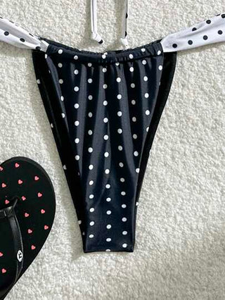 Swim Mod مجموعة بيكيني جذابة للمرأة مزينة بنقط بولكا دوت مطبوعة مع لمسات رومانسية للشاطئ، طبعة عشوائية