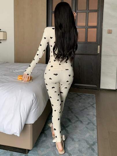 DAZY مجموعة باجاما نسائية مريحة مؤلفة من تي شيرت نسائي ضيق برقبة دائرية بأكمام طويلة على شكل قلب وبنطلون