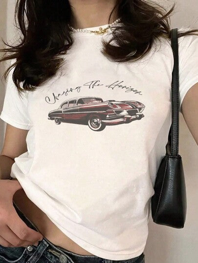 SHEIN EZwear تي شيرت تيشيرت أنيق للنساء بأكمام قصيرة وياقة طاقم مضبوط مطبوع بسيارة حمراء عتيقة على لون أبيض،بلوزة صيفية