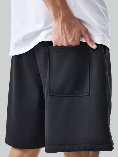 Manfinity Homme شورت رياضي رجالي فضفاض بجيوب واسعة أحادي اللون، مطبوع برسوم حرفية بسيطة، هدية مناسبة للزوج أو الحبيب