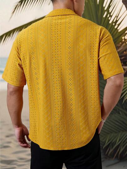 Manfinity Homme قميص رجالي كاجوال مناسب للعطلات، بتصميم منسق بنمط مخطط هندسي أبيض وأسود مافر بنسيج متقاطع الخياطة، بتفاصيل أنيقة معتدلة ذات أزرار أمامية، مثالي للارتداء أثناء عطلات الشاطئ في هاواي أو مهرجانات الموسيقى والاستخدام اليومي، وهو هدية مناسبة لل
