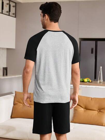 SHEIN مجموعة ملابس الداخلية للرجال المؤلفة من ملابس علوية بأكمام قصيرة وشورت بتصميم كتلة الألوان وتطريز الحروف