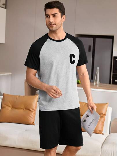 SHEIN مجموعة ملابس الداخلية للرجال المؤلفة من ملابس علوية بأكمام قصيرة وشورت بتصميم كتلة الألوان وتطريز الحروف