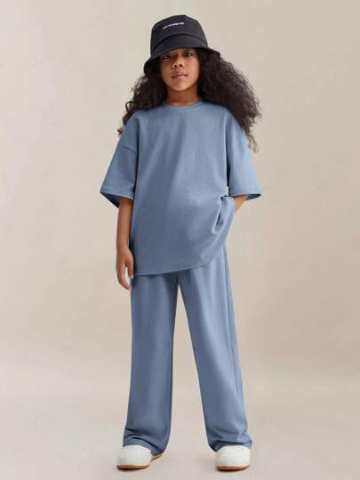 girls-sets تي شيرت رياضي فتياتي مرن بأكمام قصيرة و كتف منخفض بلون صامد، بنطال بجيوب بارزة ورباط مائل، ثوبان في مجموعة