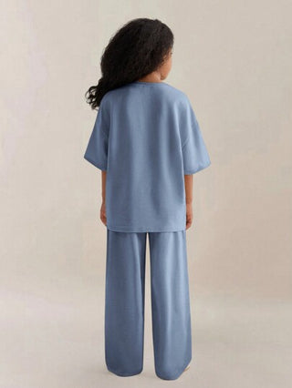 girls-sets تي شيرت رياضي فتياتي مرن بأكمام قصيرة و كتف منخفض بلون صامد، بنطال بجيوب بارزة ورباط مائل، ثوبان في مجموعة