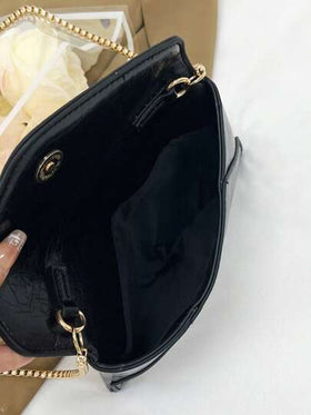حقيبة مخططة ظرف صلابة بلون سادة بو بنمط ظرف وهي حقيبة يد جميلة للحفلات الملونة في ألوان زاهية، تأتي بحزام كتف بسلسلة لزيادة التألق، حقيبة صغيرة للحفلات الرائعة، مناسبة للاستخدام في المواعيد، الحفلات والعشاءات للنساء اللواتي يبحثن عن الجاذبية والأناقة