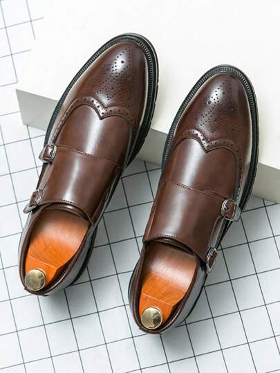 حذاء جلدي بني للرجال ، من نوع Slip-On Brogue Carved Pointed ، أحذية رسمية لرجال الأعمال لحفلات السبت والرقص والولائم والأعراس وزي العريس ، حذاء مونكي وسادة لليدين ، أحذية النادي الليلي