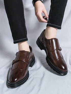 حذاء جلدي بني للرجال ، من نوع Slip-On Brogue Carved Pointed ، أحذية رسمية لرجال الأعمال لحفلات السبت والرقص والولائم والأعراس وزي العريس ، حذاء مونكي وسادة لليدين ، أحذية النادي الليلي