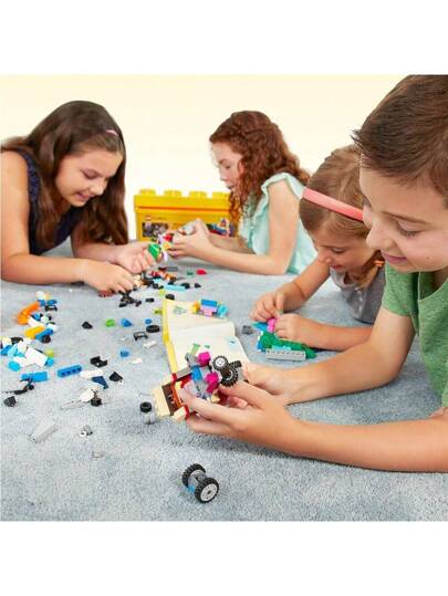 LEGO مجموعة ألعاب البناء الكلاسيكية المتوسطة الإبداعية Brick Box 10696 - تتميز بالتخزين ، وتشمل القطار والسيارة وشكل النمر ومجموعة اللعب للأطفال والأولاد والبنات الذين تتراوح أعمارهم بين 4 و 99 عامًا