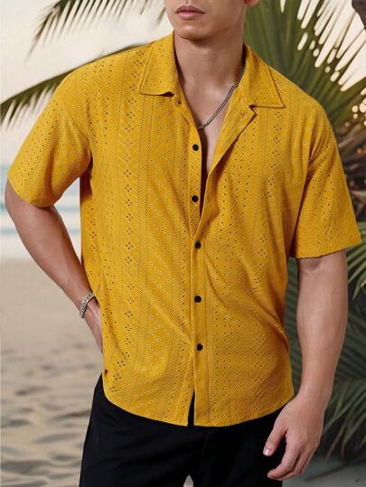 Manfinity Homme قميص رجالي كاجوال مناسب للعطلات، بتصميم منسق بنمط مخطط هندسي أبيض وأسود مافر بنسيج متقاطع الخياطة، بتفاصيل أنيقة معتدلة ذات أزرار أمامية، مثالي للارتداء أثناء عطلات الشاطئ في هاواي أو مهرجانات الموسيقى والاستخدام اليومي، وهو هدية مناسبة لل