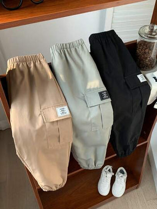 SHEIN مجموعة أساسية من بناطيل الجوجر العارضة والرياضية للشباب، 3 قطع، تتضمن بناطيل جوجرس سوداء مزينة بشارة، بناطيل جوجرس خضراء فضفاضة، وبناطيل جوجرس كاكي. تناسب المناسبات اليومية، المدرسية، الرحلات، الرياضة، لجميع الفصول.