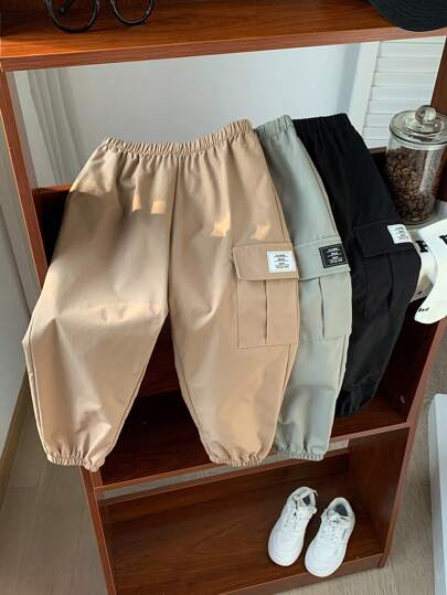 SHEIN مجموعة أساسية من بناطيل الجوجر العارضة والرياضية للشباب، 3 قطع، تتضمن بناطيل جوجرس سوداء مزينة بشارة، بناطيل جوجرس خضراء فضفاضة، وبناطيل جوجرس كاكي. تناسب المناسبات اليومية، المدرسية، الرحلات، الرياضة، لجميع الفصول.
