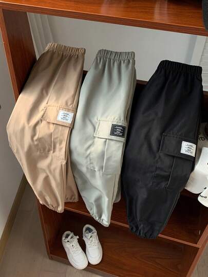 SHEIN مجموعة أساسية من بناطيل الجوجر العارضة والرياضية للشباب، 3 قطع، تتضمن بناطيل جوجرس سوداء مزينة بشارة، بناطيل جوجرس خضراء فضفاضة، وبناطيل جوجرس كاكي. تناسب المناسبات اليومية، المدرسية، الرحلات، الرياضة، لجميع الفصول.