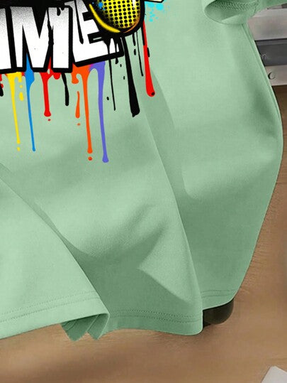 SHEIN تي شيرت صيفي للأولاد مصمم برقبة دائرية وأكمام قصيرة بتصميم جهاز تحكم فيديو يناسب الفئة العمرية من الأولاد في مرحلة المراهقة