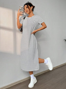 SHEIN EZwear فستان صيفي قصير بأكمام قصيرة محبوك بطبعة مخططة بالأبيض والأسود وتفاصيل بالطبعة