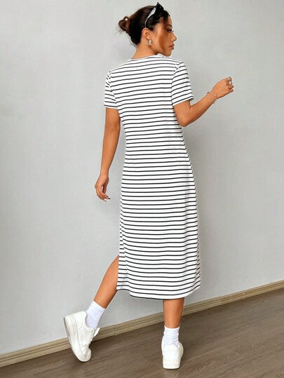 SHEIN EZwear فستان صيفي قصير بأكمام قصيرة محبوك بطبعة مخططة بالأبيض والأسود وتفاصيل بالطبعة